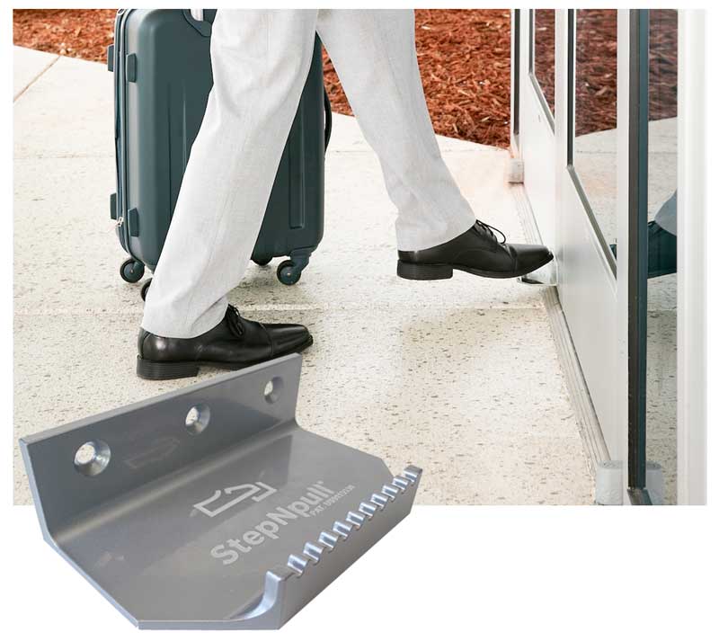Uso del StepNpull en puertas de alto tráfico en hoteles que requiren a veces abrirse con las manos ocupadas